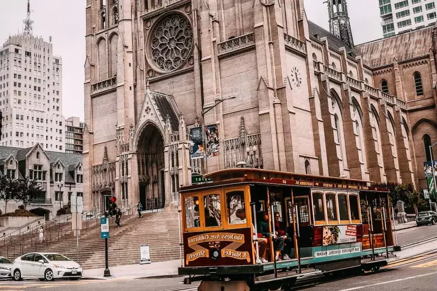 Funivia che passa accanto alla Grace Cathedral