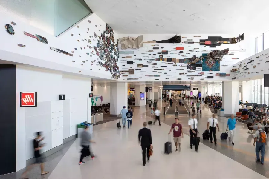 Obras de arte estão penduradas no Terminal 1 do SFO.